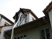 Holzschutzarbeiten über dem Dach